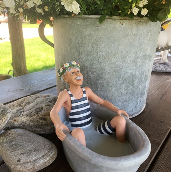 Karl-Anton med midsommarkrans på huvudet som badar. Designad av Erkers Marie Persson Leksand. Unik i sin stil och modell. Ett Sv