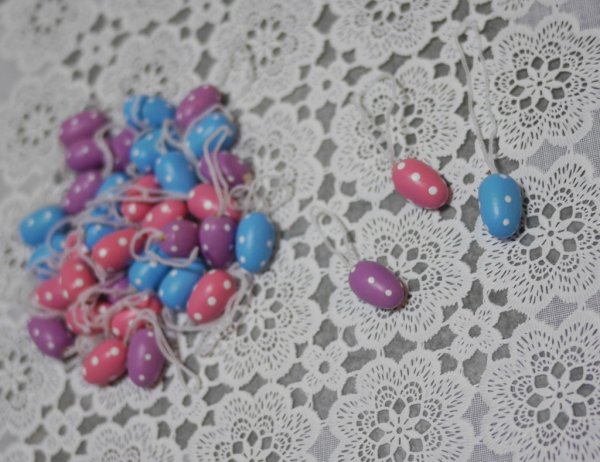 Prickiga små påsk ägg att hänga