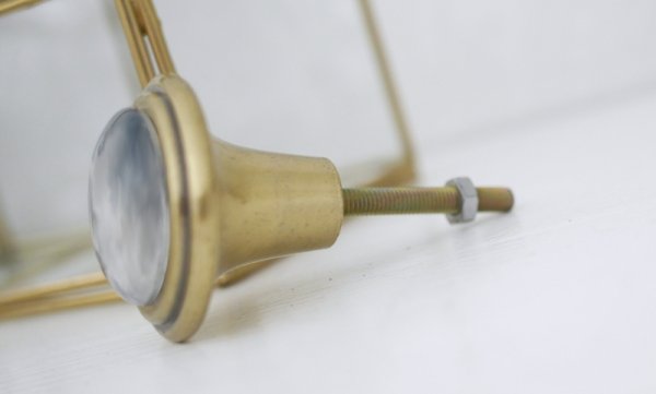 Vacker och annorlunda knopp med guld/koppar färgad metall stomme i gammeldags design. Dekorerad med rundad glas topp framtill me