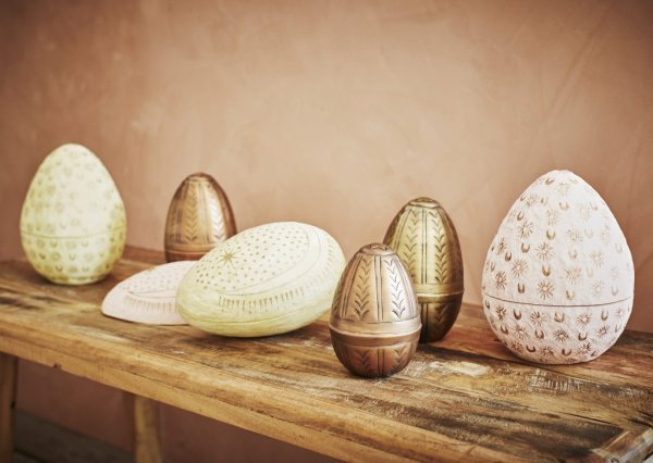 Vackert och annorlunda ägg/ påskägg i öppningsbar modell. Tillverkat i plåt och har en vacker nyans av antik guld med hamrat mön