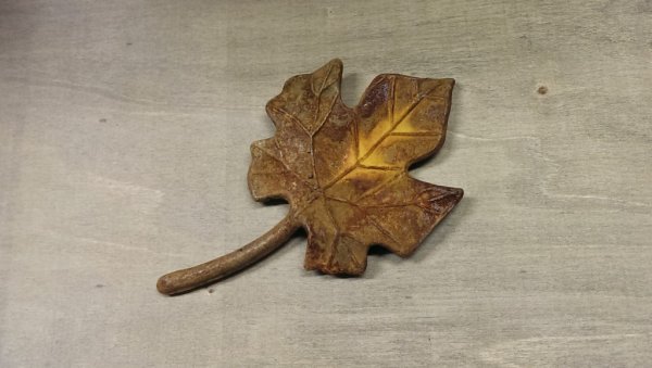 Vackert handgjort rostigt järn blad i form av ett Murgröna blad . Detaljrikt och välarbetat hantverk svensktillverkat. Att dekor