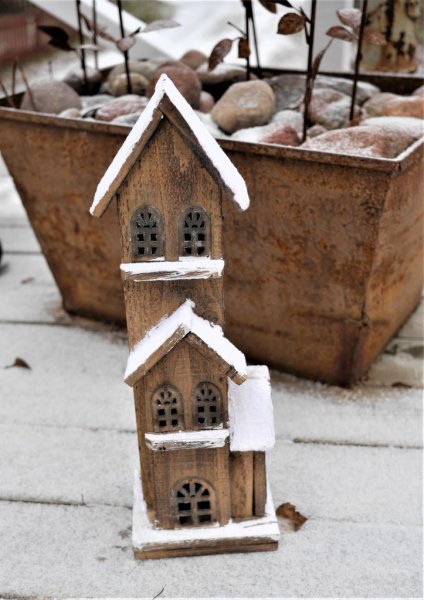 Vacker jul kyrka/hus natur med belysning. Tillverkad i trä med fina detaljer runt om och dekorerad med puder snö. Med en batte