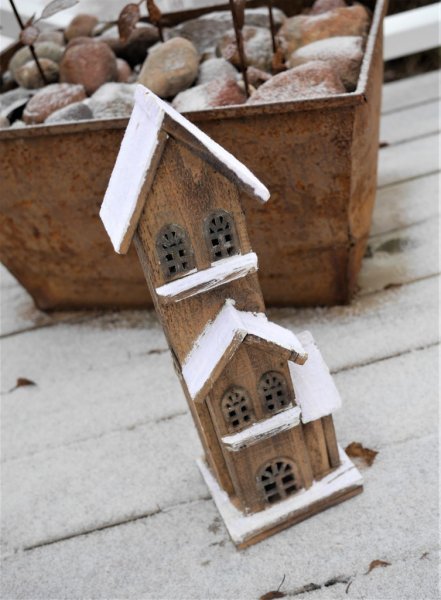 Vacker jul kyrka/hus natur med belysning. Tillverkad i trä med fina detaljer runt om och dekorerad med puder snö. Med en batte