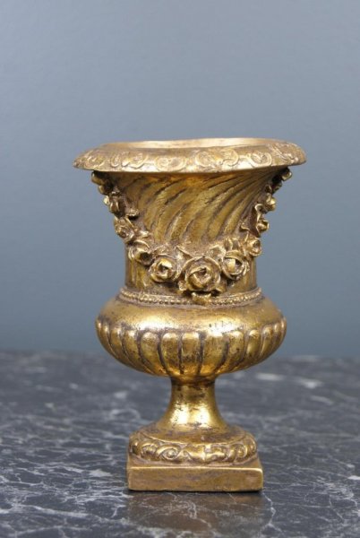 Kruka / pokal på fot i guld. Vackert dekorerad med rosor . För blommor i kruka eller snitt. Höjd: 15cm Bredd: 10cm Säljes utan
