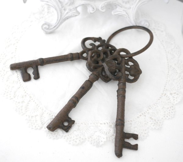 Vacker dekorerade nycklar i nyckelknippa tre stycken i järn rost bruna i klassisk modell. Vackert att dekorera med i gammeldags