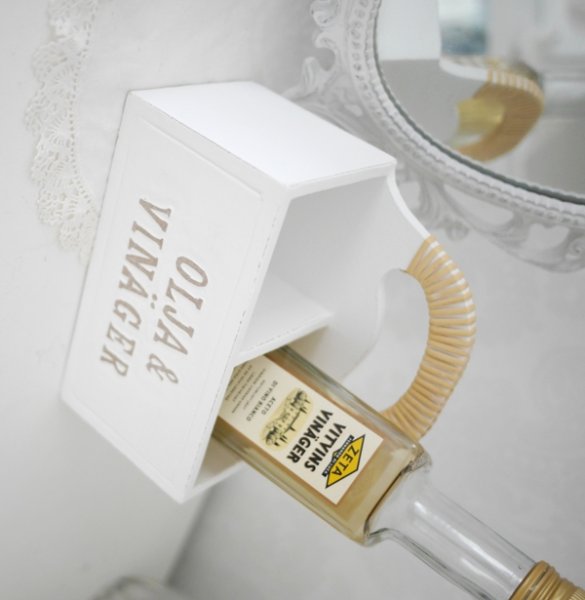 Lantlig vit trä låda med två fack, handtag och text Olja & Vinäger . Vacker och praktisk förvaring i köket eller på matbordet.