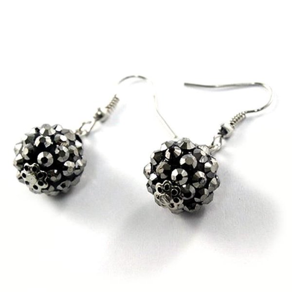 Vackra örhängen med strass boll i svart. Lätt skimrande och glittrande av silver inslag, i häng modell.