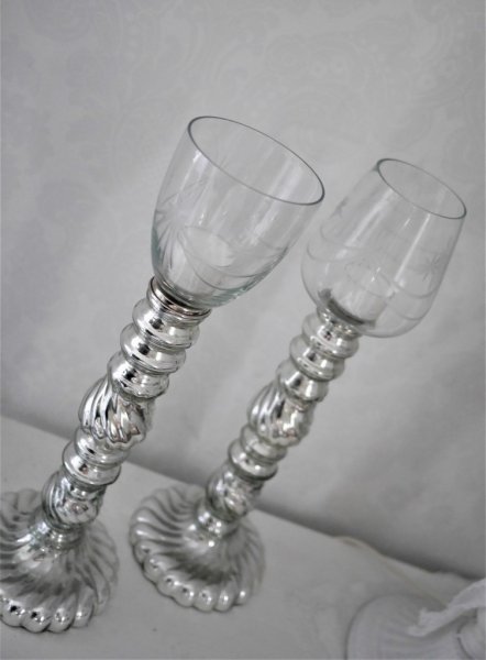 Glasklocka större med ristat gammeldags mönster