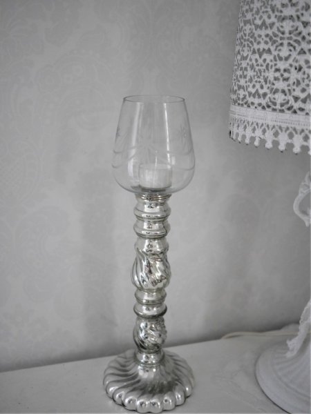 Glasklocka större med ristat gammeldags mönster