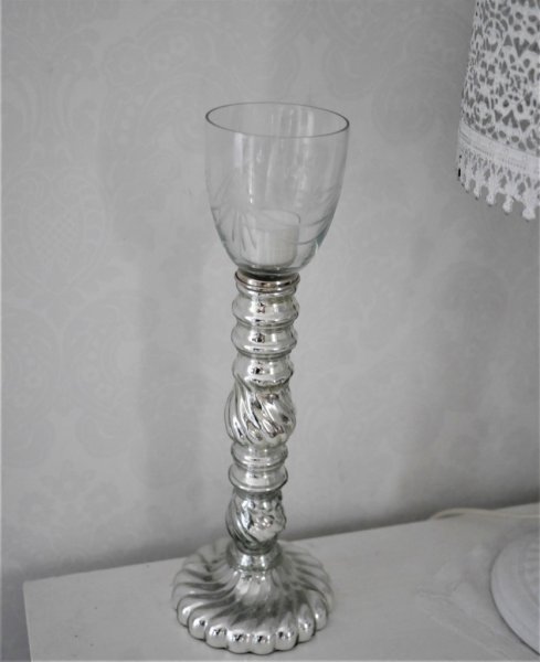 Glasklocka större med ristat gammeldags mönster