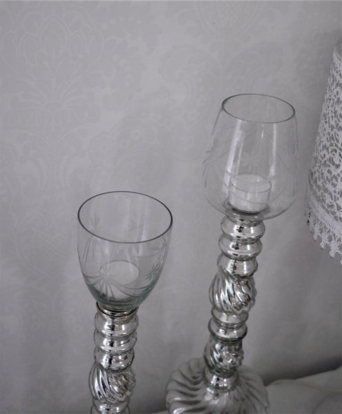 Glasklocka större med ristat gammeldags mönster