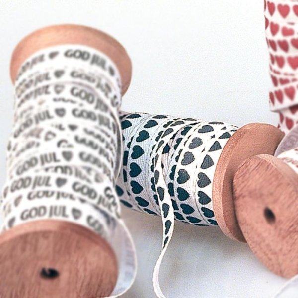 Fint tyg band dekorations band med text GOD JUL och hjärtan. Finns i tre modeller -Vitt band med gråa hjärtan -Vitt band med gr