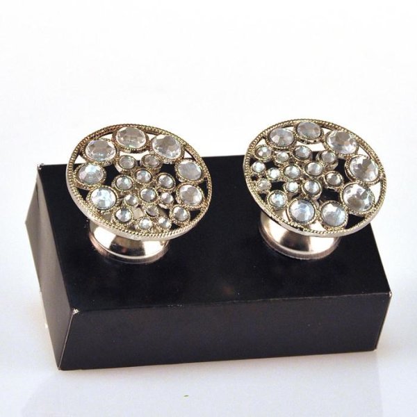 Elegant och vacker strass knopp. I större rund modell i silverfärgad metall och klarar strass/diamant stenar. Krage samt stomme