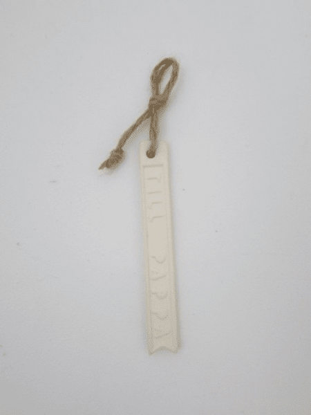 Cream vit porslins tag/skylt med text och snöre. Finns i två text modeller. -Till Mamma -Till Pappa Att sätta på paket i en buke