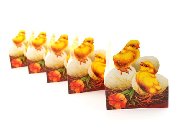 Påsk dekoration med gula kycklingar, tulpaner och ägg