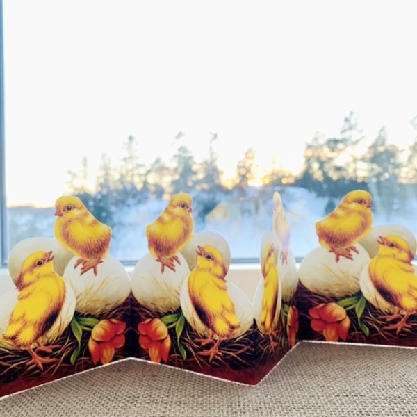 Påsk dekoration med gula kycklingar, tulpaner och ägg
