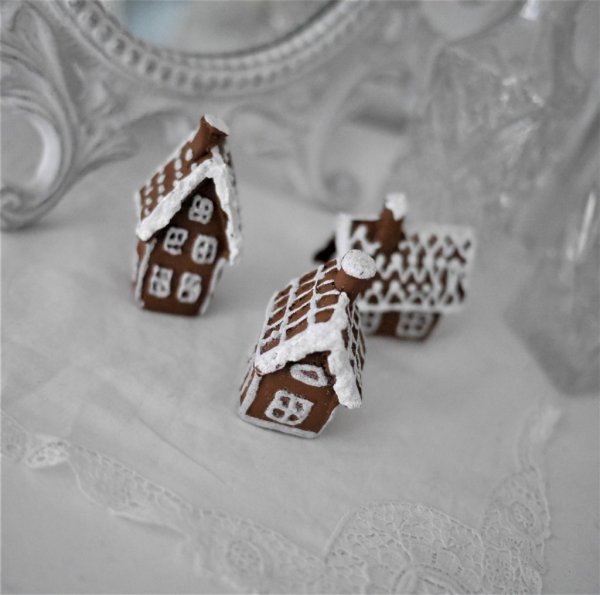 Konstgjort brunt pepparkakshus med vita detaljer och lätta glitter inslag. Finns i flera olika storlekar om modeller. -Litet Hö
