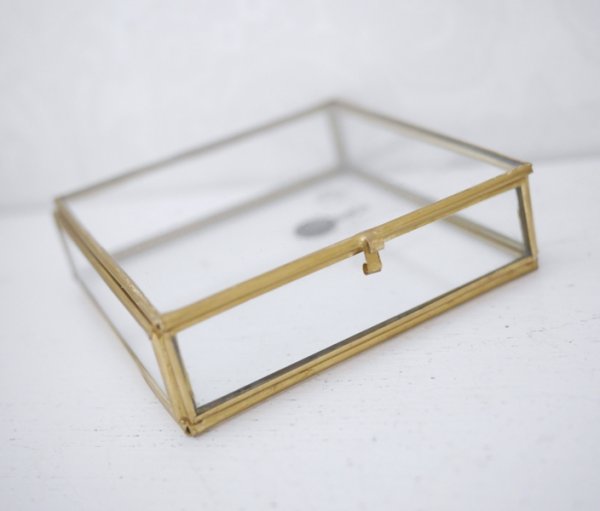 Vacker glas ask med guld kant samt öppningsbart lock . I låg /platt fyrkantig modell. Att förvara smycken eller andra vackra sak