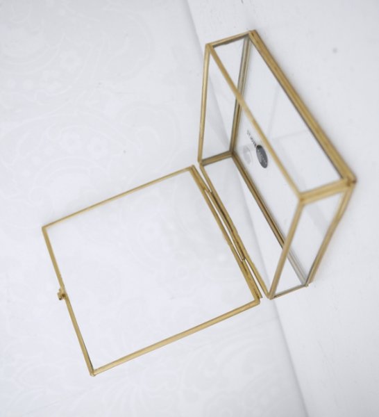 Vacker glas ask med guld kant samt öppningsbart lock . I låg /platt fyrkantig modell. Att förvara smycken eller andra vackra sak