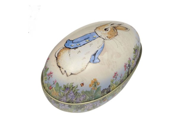 Påskägg i plåt . Men motiv från Beatrix Potter Pelle kanin Peter Rabbit. Modellen är delbart så man kan lägga något inuti om ma