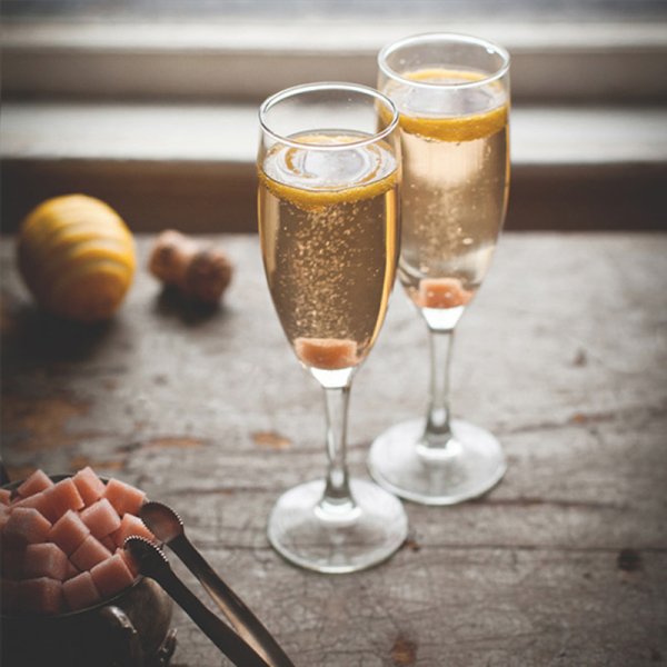 Ett stort exklusivt doft & massage ljus från klinta Prosecco & Vanilj . Med en riktigt fräsch och lättsam doft. Mousserande fris