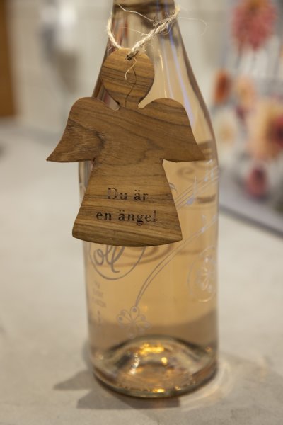 Ängel med text i natur trä