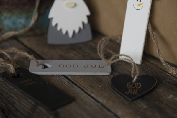 Svart hjärta i trä med text GOD JUL i guld. Finna i två modeller. - Rak text GOD JUL - Text i två radera GOD JUL Snöre upptill o