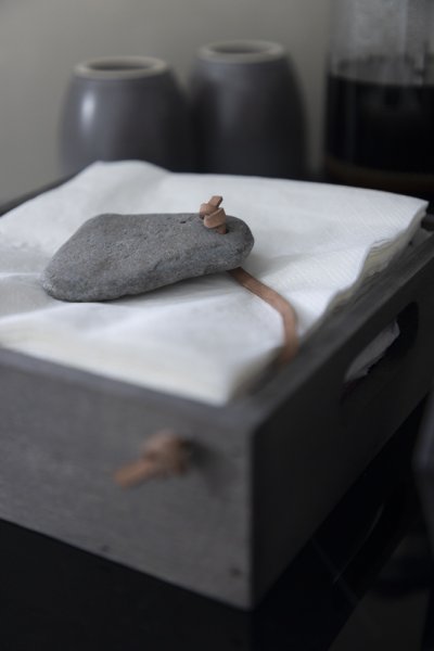 Servettställ /låda natur i trä med handtag. Går i en grå brun natur nyans. Dekorerat med en grå sten på läderrem som fungerar so