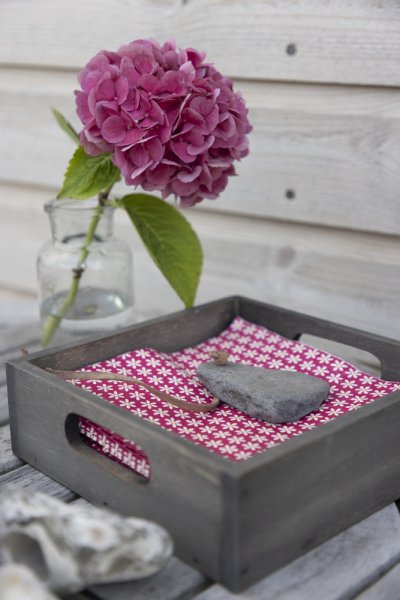 Servettställ /låda natur i trä med handtag. Går i en grå brun natur nyans. Dekorerat med en grå sten på läderrem som fungerar so