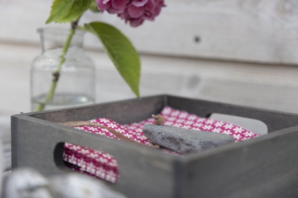 Servettställ /låda natur i trä med handtag. Går i en grå brun natur nyans. Dekorerat med en grå sten på läderrem som fungerar so