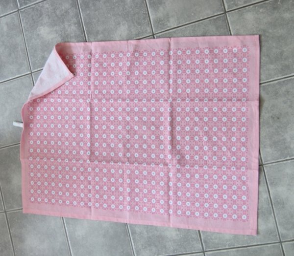 Lantlig köks handduk med rosa retro mönster i rosa nyanser på det rosa  med vita inslag. Hängare upptill vit baksida.   Mäter 50