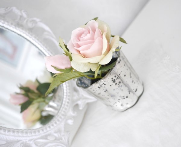 Vacker ros i kruka. Verklighets trogen välarbetad konstblomma. Finns i tre olika nyanser