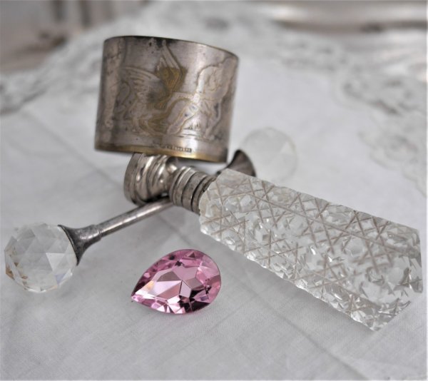Vackert ljussmycke /ljusnål  rosa diamant droppe med nål på baksidan.  Mäter ca 2,5*1,5 cm  Säljes var för sig en och en
