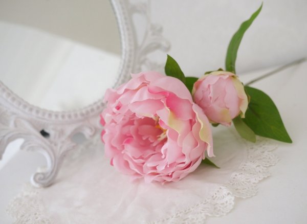 Stor rosa pion med utslagen blomma, knopp och blad. En välarbetad verklighetstrogen konstblomma. Med skaft och blad som går att