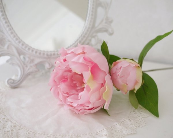 Stor rosa pion med utslagen blomma, knopp och blad. En välarbetad verklighetstrogen konstblomma. Med skaft och blad som går att