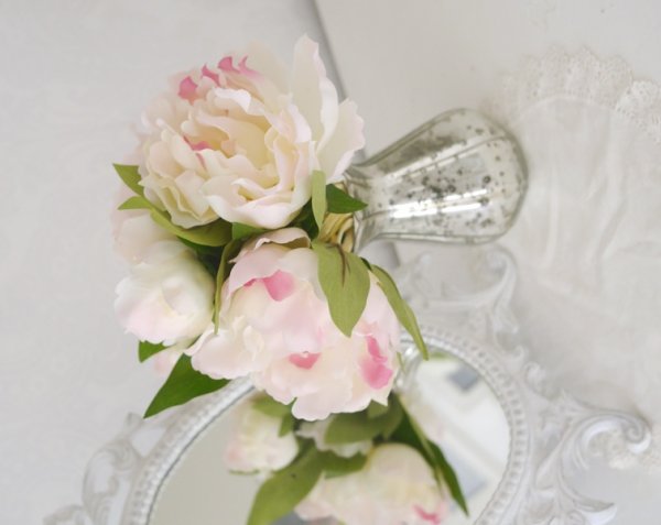 vacker stor rosa/vit pion bukett med utslagna blomma, knoppar och blad. En välarbetad verklighetstrogen bukett med konstblommor