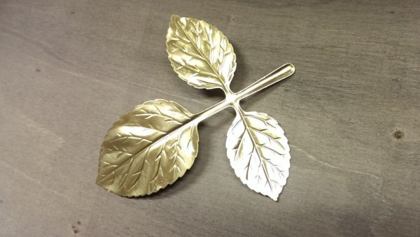 Rosblad i guld handgjorda i plåt/metall