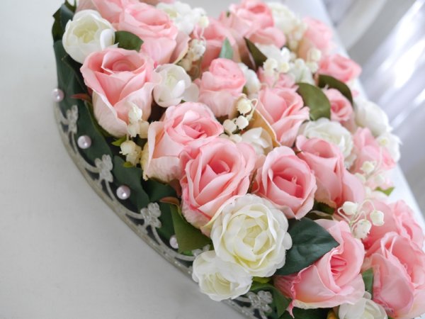 Rosa ros verklighetstrogen vacker konstblomma med skaft i knoppig modell . Att dekorera med ensam eller tillsammans med flera. S