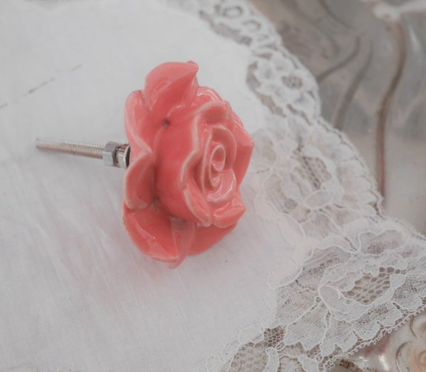 Rosa ros knopp i porslin med silver färgad metall stomme. I lantlig stil större detaljfullt arbetad ros med lätta nyans skillnad