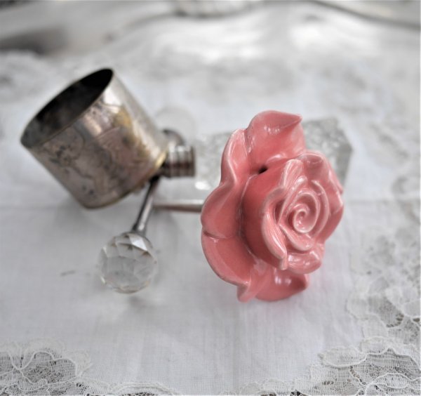Rosa ros knopp i porslin med silver färgad metall stomme. I lantlig stil större detaljfullt arbetad ros med lätta nyans skillnad