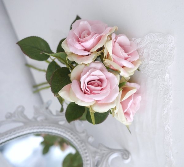 Vacker verklighetstrogen konstblomma ros med skaft och blad. I en romantisk rosa nyans. Att dekorera med ensam eller tillsammans