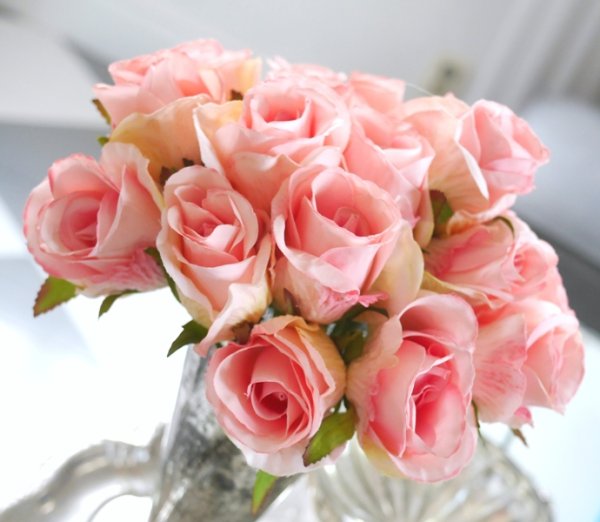 Rosa ros verklighetstrogen vacker konstblomma med skaft i knoppig modell . Att dekorera med ensam eller tillsammans med flera. S