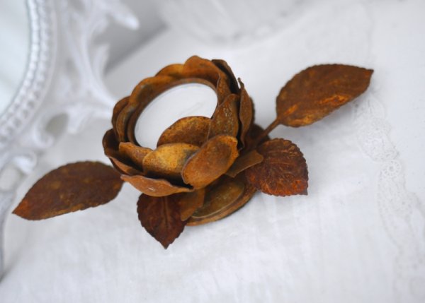 Vacker handgjord rost brun smides ros för värmeljus. En vacker ljuslykta som är lika fin enbart som dekoration. Men många detalj