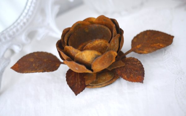 Vacker handgjord rost brun smides ros för värmeljus. En vacker ljuslykta som är lika fin enbart som dekoration. Men många detalj