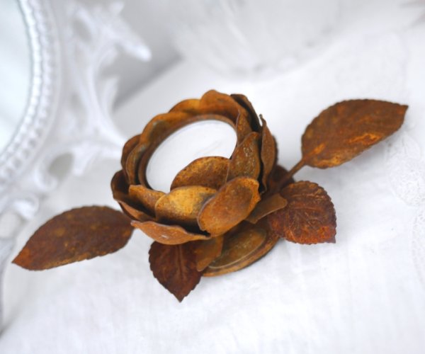 Vacker handgjord rost brun smides ros för värmeljus. En vacker ljuslykta som är lika fin enbart som dekoration. Men många detalj