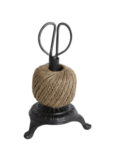 Vacker och elegant hållare i gjutjärn med snöre och sax. Dekorativ och praktisk inomhus som utomhus. När snöret är slut är det b