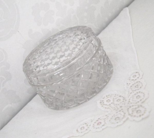 Rund dekorerad ask i glas med lock