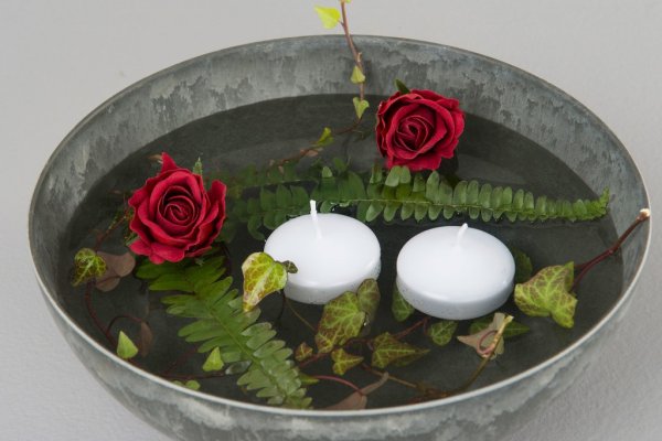Vitt flytljus att ha i ett vattenbad eller liknande. Passar inte till våra flytkoppar i glas. Mäter 5*2,5cm Säljes per styck e