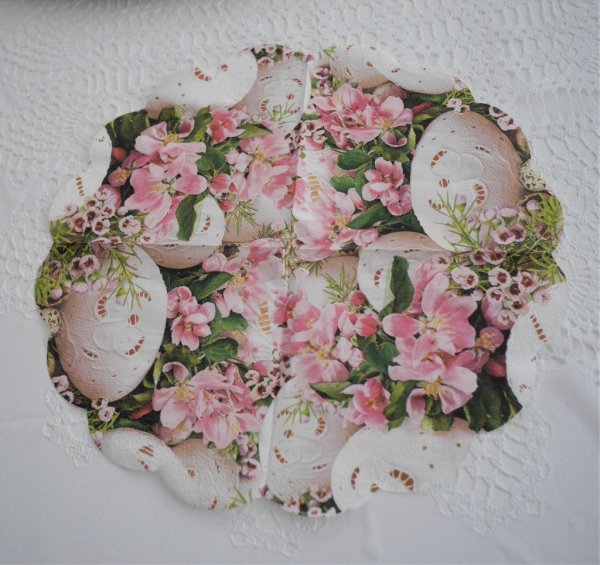 Vår påsk servetter i rosa med vackert detaljrikt motiv. I annorlunda modell med vågad rundad ytterkant . 32cm 12 per paket