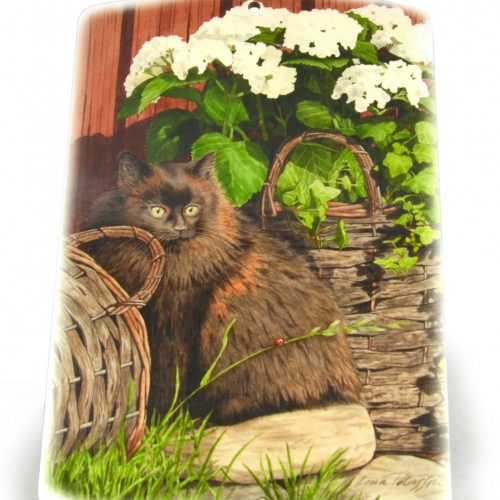 Vackert designad skärbräda med katt motiv Hortensiakatt. Detaljrikt och livfull skärbräda som är lika dekorativ som praktisk att